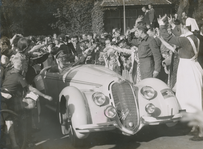 879282 Afbeelding van Prins Bernhard, bevelhebber van de Binnenlandse Strijdkrachten (B.S.), die per auto (een luxe ...